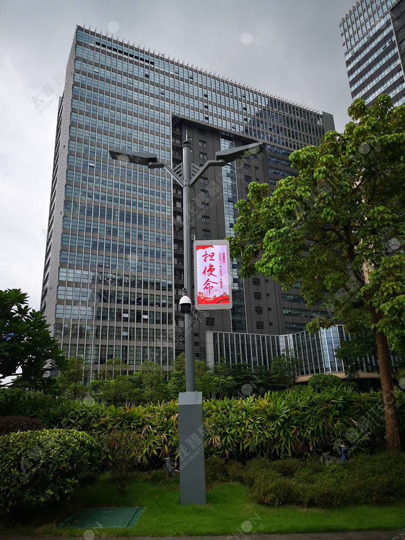 無(wú)線(xiàn)電集團(tuán)平云廣場(chǎng)5g智慧燈桿LED燈桿屏1