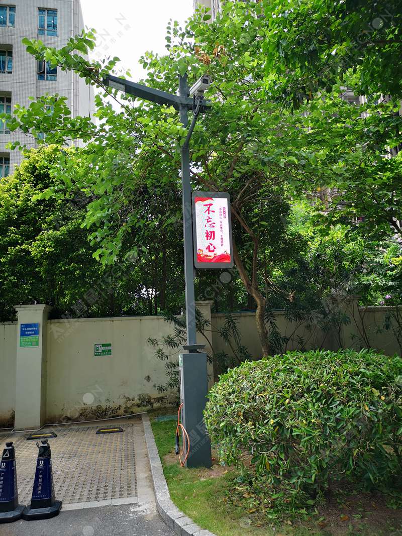 無(wú)線(xiàn)電集團(tuán)平云廣場(chǎng)5g智慧燈桿LED燈桿屏2