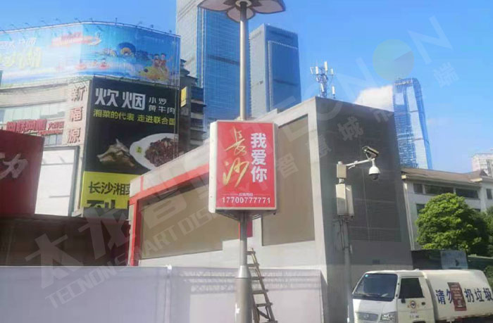 長沙中心商業街的三面LED燈桿屏.jpg