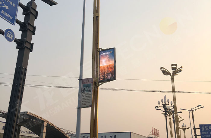 S125國道上的智慧燈桿屏.jpg